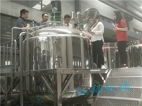 拯救王麗坤的密恐粉絲，真空乳化機(jī)消減大量氣泡【鈺翔機(jī)械】